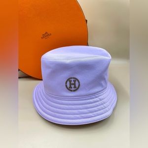 H circle bucket hat